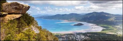 Sa préfecture est Pamandzi.