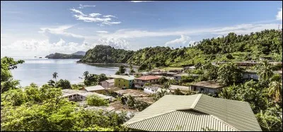 Les langues locales sont le mahorais, le malgache et le français.