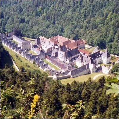 Quel monastère se situe en Isère au pied du massif Grand Som ?
