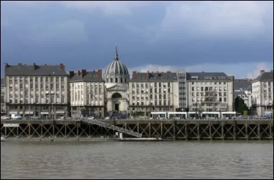 Près de quel fleuve l'église Notre-Dame-de-Bon-Port, à Nantes, se trouve-t-elle ?