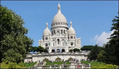 Au sommet de quelle butte la basilique du Sacré-Coeur se situe-t-elle ?