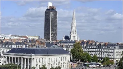 De quelle ville la Tour Bretagne se situe-t-elle ?