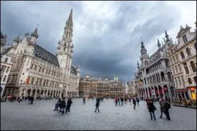 Pays : Belgique 
Ville : Bruxelles 
À voir : Hôtel de ville et Maison du Roi 
À savoir : Déclarée chef-d'uvre mondial par l'UNESCO.
Quel est le nom de cette place ?