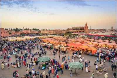 Pays : Maroc 
Ville : Marrakech 
À voir : Le souk et la Koutoubia 
À savoir : Plus de 10 000 couverts y sont servis chaque jour. 
Quel est le nom de cette place ?