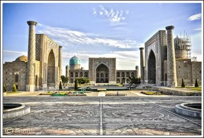 Pays : Ouzbékhistan
Ville : Samarcande
À voir : Université et dômes bleus 
À savoir : Elle est appelée en français : "Place sablonneuse".
Quel est le nom de cette place ?