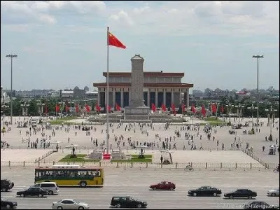 Pays : Chine 
Ville : Pékin 
À voir : La porte de la Paix céleste et le mausolée de Mao 
À savoir : Théâtre des manifestations de 1989.
Quel est le nom de cette place ?