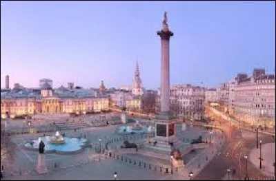 Pays : Angleterre 
Ville : Londres 
À voir : Colonne Nelson et National Gallery
À savoir : Doit son nom à une bataille de 1805.
Quel est le nom de cette place ?