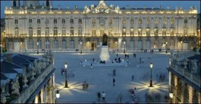 Pays : France 
Ville : Nancy 
À voir : 4 pavillons et portes aux reflets dorés 
À savoir : Porte le nom d'un duc qui a voulu cette place. 
Quel est le nom de cette place ?