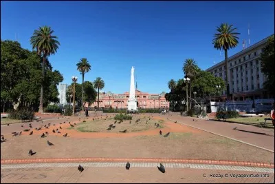 Pays : Argentine 
Ville : Buenos Aires 
À voir : La statue équestre du général Belgrano et une pyramide 
À savoir : On y trouve une réplique du penseur de Rodin. 
Quel est le nom de cette place ?