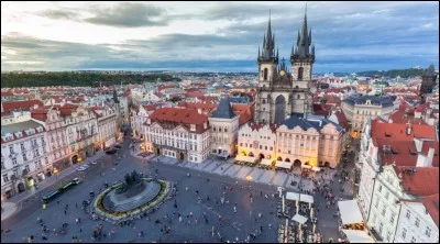 Pays : République tchèque 
Ville : Prague 
À voir : Tour de l'Hôtel de ville et église Saint-Nicolas 
À savoir : Lieu de naissance de la République tchécoslovaque en 1918
Quel est le nom de cette place ?