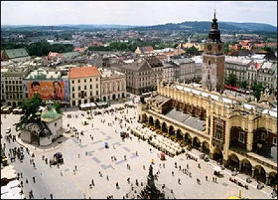 Pays : Pologne 
Ville : Cracovie 
À voir : Basilique Sainte-Marie et musée historique 
À savoir : La place a été rebaptisé "Place Adolf-Hitler " pendant la guerre.
Quel est le nom de cette place ?
