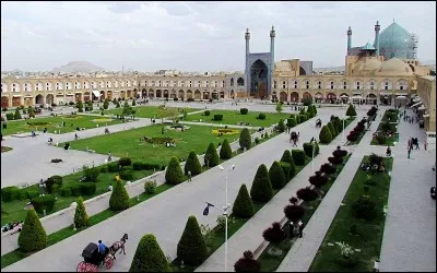 Pays : Iran 
Ville : Ispahan 
À voir : Une mosquée et un grand bazar 
À savoir : Place qui rassemble les trois pouvoirs : religieux, commerçant et le Chah.
Quel est le nom de cette place ?