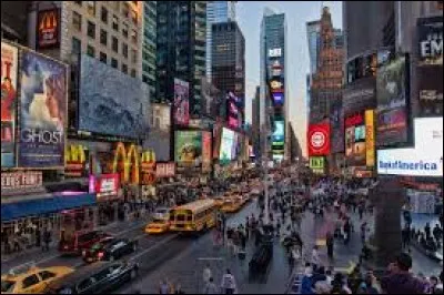 Pays : États-Unis 
Ville : New York 
À voir : Des buildings et M&M's Store 
À savoir : Environ 365 000 personnes s'y croisent chaque jour.
Quel est le nom de cette place ?