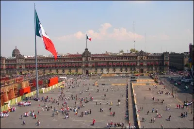 Pays : Mexique 
Ville : Mexico 
À voir : Cathédrale métropolitaine et palais national 
À savoir : Les habitants la surnomment "Zocalo". 
Quel est le nom de cette place ?