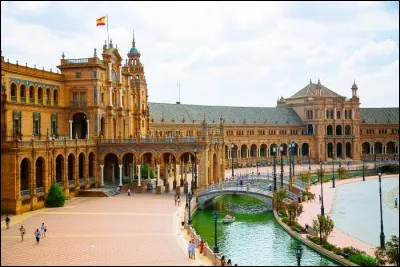 Pays : Espagne 
Ville : Séville
À voir : Des canaux et 4 ponts 
À savoir : A accueilli le tournage de "Star Wars".
Quel est le nom de cette place ?