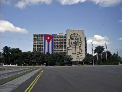 Pays : Cuba 
Ville : La Havane 
À voir : Le théâtre et la bibliothèque nationale 
À savoir : Une des plus grandes places du monde : 72 000 mètres carrés. 
Quel est le nom de cette place ?