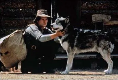 Quel jeune acteur devient l'ami de Croc-Blanc dans le film de 1991 ?