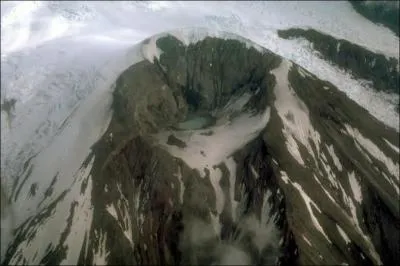 L'Alaska est une grande zone sismique et volcanique. Quel est le plus grand volcan de l'Etat ?