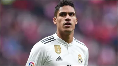 Je suis né le 25 avril 1993 à Lille, jouant au poste de défenseur central au Real de Madrid.