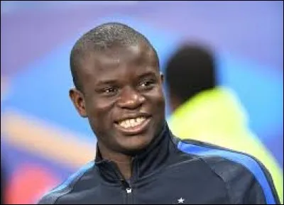 Je suis né le 29 mars 1991 à Suresnes, je suis milieu de terrain, je joue à Chelsea, je suis petit de taille mais grand par le talent, j'ai même eu droit à ma chanson.