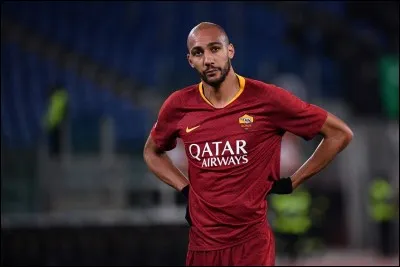 Je suis né le 15 décembre 1988 à Colombes, je suis milieu de terrain à la Roma, je suis le joueur le plus grand de l'équipe avec 1.96 m.