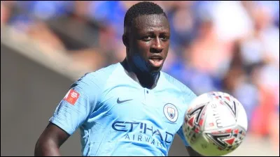 Je suis né le 17 juillet 1994 à Longjumeau, je suis défenseur gauche, je joue actuellement à Manchester City.