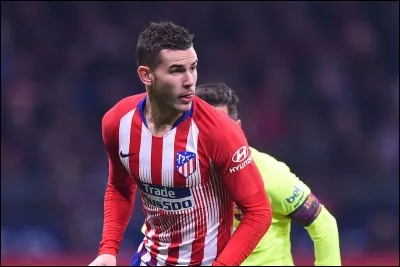 Je suis né le 14 février 1996 à Marseille, je suis défenseur gauche, je joue actuellement au Bayern de Munich et récemment j'ai joué à l'Atletico. Mon frère joue au Real ?