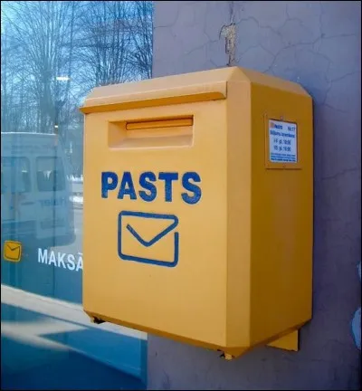 Cette photo est de Calvin Wood : la société postale a été fondée en 1992, peu après la restauration de l'indépendance du pays : elle compte déjà 600 bureaux de poste, puis en 2014, elle a participé au passage du lasts à l'euro.
Cette boîte est simple et efficace, de quel pays est-elle ?