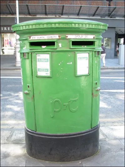 Il y a du vert sur leur drapeau national et il est impossible de fêter St-Patrick sans faire appel à cette couleur. Cette boîte aux lettres possède une double ouverture : celle de gauche indique le nom de la capitale du pays que nous cherchons. Quel est-il, ce pays ?
