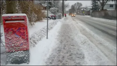 Dans ce pays, chaque année au début de novembre, le père Noël et ses lutins des postes, tous bénévoles, répondent à quelque 1,6 million de lettres écrites en 38 langues : toutes les réponses sont personnelles.
Quel est ce pays où l'adresse pour Noël est la suivante : Père Noël, Pôle Nord, H0H 0H0 ?