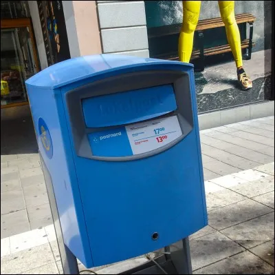 C'est la couleur prédominante de leur drapeau national : le bleu est la couleur de leur équipe nationale dans beaucoup de sports. En fait, depuis 1275, les couleurs bleue et jaune sont utilisées pour représenter ce pays.
Vous devez choisir parmi les 3 choix plus bas pour trouver celui du pays de cette boîte aux lettres :