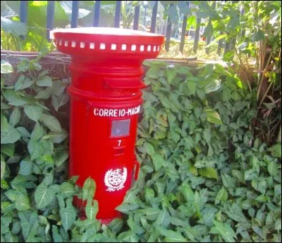 Attention au feuillage en déposant votre lettre. Cette photo, de Calvin Wood, nous montre une superbe boîte postale de cette région administrative de la Chine qui se démarque d'une façon spéciale au niveau touristique et par son industrie du jeu.
Nommez cette ancienne colonie de l'Empire portugais :