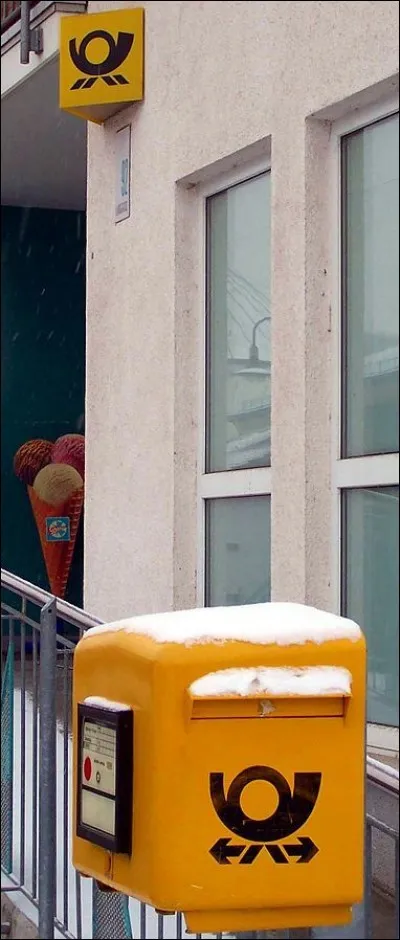 Ce pays a dans sa confédération des régions qui ont une tradition postale qui remonte à la fin du Moyen-Âge. L'âge moderne a uniformisé le jaune et la corne a été stylisée : on y inclut une carte d'informations assez précises. Dans quel pays trouve-t-on un tel service postal ?