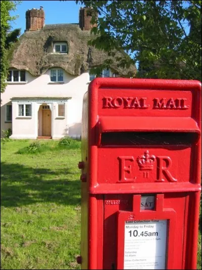 Ce pays détient tout une histoire postale : 1661, le timbre-poste y a été utilisé pour la première fois. En 1830, le premier train postal effectue des livraisons et en 1852, la première boîte aux lettres est mise en service.
Quel est le pays de cette boîte aux lettres installée devant cette chaumière typique du comté de Dorset ? 
Merci d'avoir partagé votre voyage avec moi !