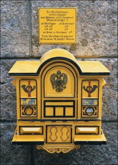 Ici le moindre signe peut vous aider : quelle charmante boîte en forme de maison de pain d'épices. Symbole significatif, l'aigle à double tête : voyez on offre un bon service avec les heures de collecte et 2 endroits différents dépendant de la direction de l'envoi.
C'est une Poste qui a de la classe : où la trouve-t-on ?