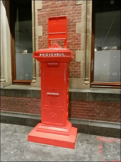 Voir, une vue authentique, à travers un des clichés réalisés en 2013 par Jean-Louis Colin, lors d'un séjour à Zandvoort.
Celui-ci montre une vieille boîte aux lettres typique dans une rue de la capitale : la Poste centrale est située à proximité de la Place du Dam. On y offre tous les services avec efficacité.
Pour une fois, je ne vous mets pas une photo de vélo, quel est ce pays où j'ai roulé ?