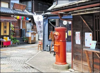 Vers 1871, un lettré de ce pays a été envoyé en Grande-Bretagne pour étudier le British Postal Service. La plupart des boîtes sont devenues, par conséquent, rouges comme pour le modèle de la royale. Donc, ne vous fiez pas à la couleur de celle-ci pour vos envois. Notre photo a été prise à Kawagoe.
Il vous faut identifier ce pays :