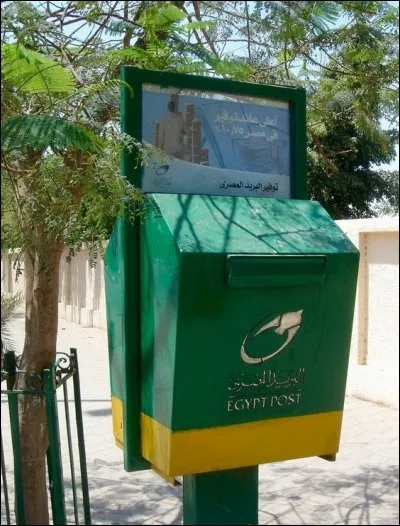 Le service postal moderne est dû à Meratti, un Italien d'Alexandrie, qui en 1821 a mis en place un bureau de poste national pour envoyer et recevoir du courrier de l'étranger. ''En 1999, le ministère de la communication et de la technologie de l'information a été créé pour superviser l'autorité nationale des postes''
Entre les 2, cette boîte a servi, poursuivant sa mission auprès de quel pays ?