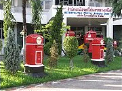 Cette photo montre de belles anciennes boîtes aux lettres : maintenant ces postes fonctionnent en tant qu'organisation
d'entreprise d'État relevant du ministère des technologies de l'information et de la communication, ceci depuis 2003.
À quel pays fait-on référence ?