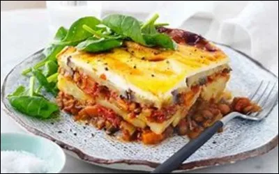 Moussaka : gratin d'aubergines grill&eacute;es, d'oignons et de tomates, de viande hach&eacute; et de mouton. Tzatz&iacute;ki : yaourt &eacute;pais &agrave; base de lait de ch&egrave;vre ou de brebis, du concombre (r&acirc;p&eacute;, en pur&eacute;e, ou en fines tranches)Quel est le pays d'origine de ces deux plats ?