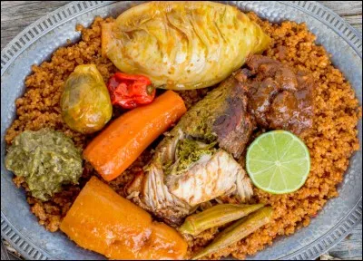 Thieboudienne : &agrave; base de riz, de poisson, de sauce tomate, et des l&eacute;gumes comme chou, carotte, manioc. Maf&eacute; : Sauce &agrave; base de p&acirc;te d'arachide. Quel est le pays d'origine de ces deux plats ?