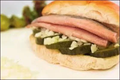 Broodje haring : petits sandwiches de hareng cru servis avec des cornichons et des oignons. Stamppot : pur&eacute;e de pommes de terre accompagn&eacute;e au choix, de choucroute, de carottes ou d'oignons. Quel est le pays d'origine de ces deux plats ?