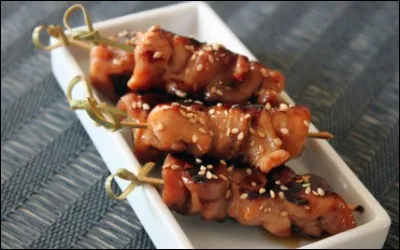 Yokitori : brochettes dont chaque morceau a la taille d'une bouch&eacute;e, cuites sur un gril. Elles sont traditionnellement &agrave; base de poulet. Sushi : riz assaisonn&eacute; accompagn&eacute; de lamelles de poisson cru. Quel le pays d'origine de ces deux plats ?