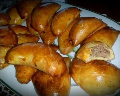 Pirojki : petit chausson rempli de viande hach&eacute;e, de fromage, de champignons et de l&eacute;gumes finement coup&eacute;s. Vatrouchka : g&acirc;teau &agrave; base de fromage blanc. Quel est le pays d'origine de ces deux plats ?