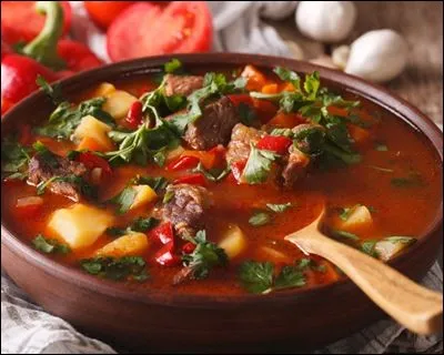 Romazava : mijot&eacute; de viande de z&eacute;bu et d'une sorte d'&eacute;pinard Ravitoto : feuilles de manioc doux pil&eacute;es avec un mortier, cuites avec de l'ail et de la viande de porc. Quel est le pays d'origine de ces deux plats ?