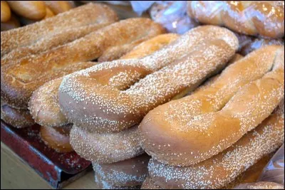 Beigeleh : pains en forme d'anneaux fins, &eacute;tir&eacute;s et recouverts de graines de s&eacute;same.Falafel : boulettes de pois chiches.Quel est le pays d'origine de ces deux plats ?