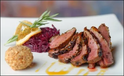 Canard laqu&eacute; : plat en fines lamelles constitu&eacute;es de la peau laqu&eacute;e et croustillante et d'un peu de graisse et de chair.Riz cantonais : plat de riz frit, servi avec des lamelles de porcQuel est le pays d'origine de ces deux plats ?