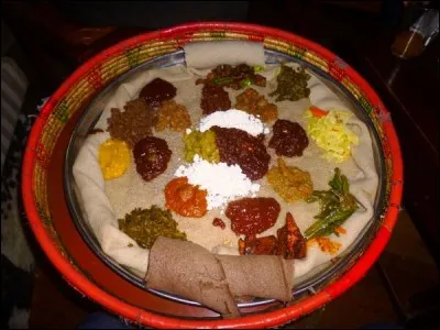 Ketfo : bœuf cru finement hach&eacute; et m&eacute;lang&eacute; avec une poudre &eacute;pic&eacute;e nomm&eacute;e &laquo;mitmita&raquo; et un beurre assaisonn&eacute;, le niter kibbeh. Servi avec du fromage frais. Wat : rago&ucirc;t &agrave; base de l&eacute;gumineuses, de divers l&eacute;gumes ou de viandes telles que le poulet, le bœuf ou l'agneau et assaisonn&eacute; d'un m&eacute;lange d'&eacute;pices et de beurre, ou de berb&eacute;r&eacute;. Quel est le pays d'origine de ces deux plats ?