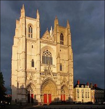 Quand la cathédrale de Nantes a-t-elle connu un baptême de feu ? 
(Indice : l'année où sont sortis les films "Le Grand Blond avec une chaussure noire" avec Pierre Richard et "la Scoumoune" avec J.P. Belmondo)