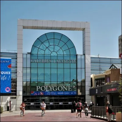 Un polygone à onze côtés est...